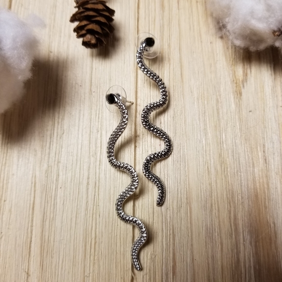 🐍🐍Sexy snake earrings in SILVER with black eyes - Picture 3 of 7